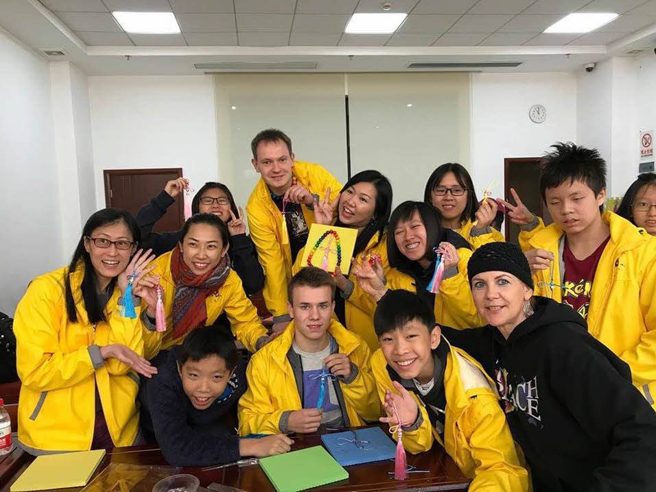 Leon Riede (vorn M.), Tobias Köppe (hinten, M.) und Dorothee Fischer (vorn r.) zeigen mit Teilnehmern aus Malaysia die kunstvollen Knoten.