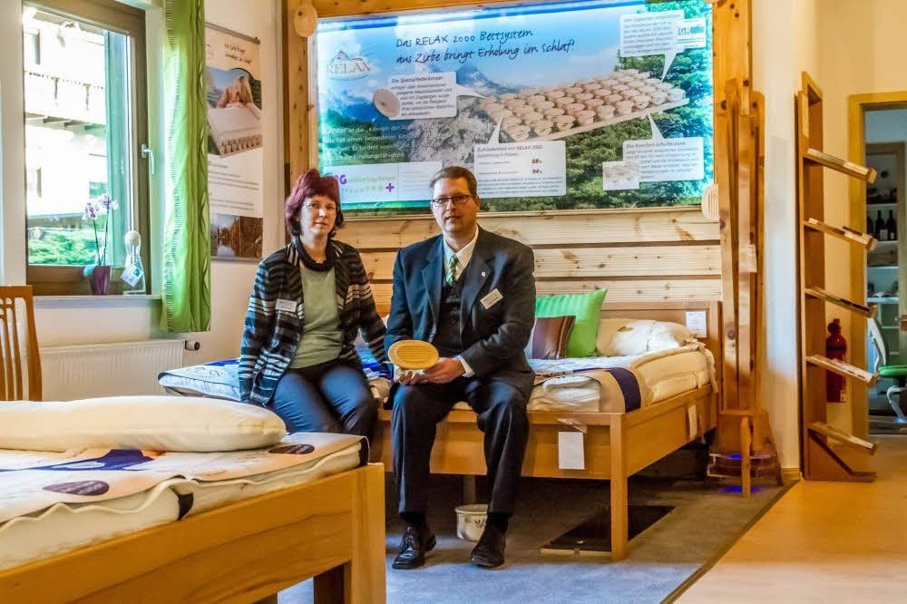Maik Gensigke hat das Möllensdorfer Sägewerk gekauft und betreibt dort jetzt ein Möbelfachgeschäft. Anke Schröter managt den Verkauf