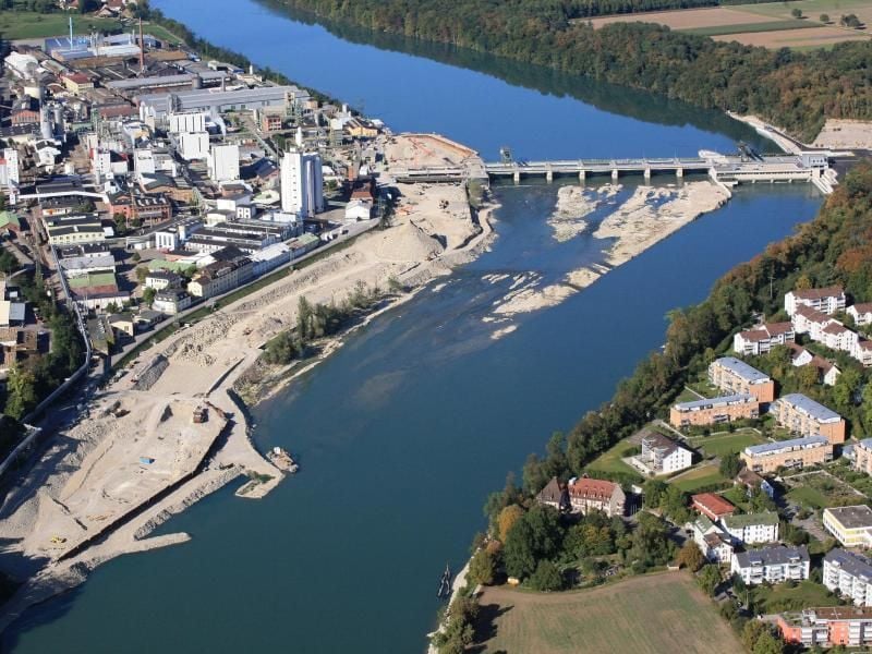 Die Luftaufnahme zeigt das Wasserkraftwerk in Rheinfelden. Foto: Energiedienst AG/Archiv