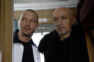 Die korrupten russischen Polizisten Grinko (r., Sir Ben Kingsley) und Myassa (Thomas Kretschmann) in einer Szene aus «Transsiberian». Der Film ist ein Thriller über eine Zugfahrt quer durch Russland. (FOTO: DPA)