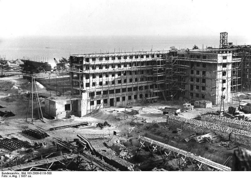 In Prora sollte ein groß angelegtes Ostseebad der Nazis entstehen. Zwischen 1935 und 1939 wurde daran gebaut, die Organisation „Kraft durch Freude“ (KdF) wollte dort 20.000 Urlauber gleichzeitig unterbringen.