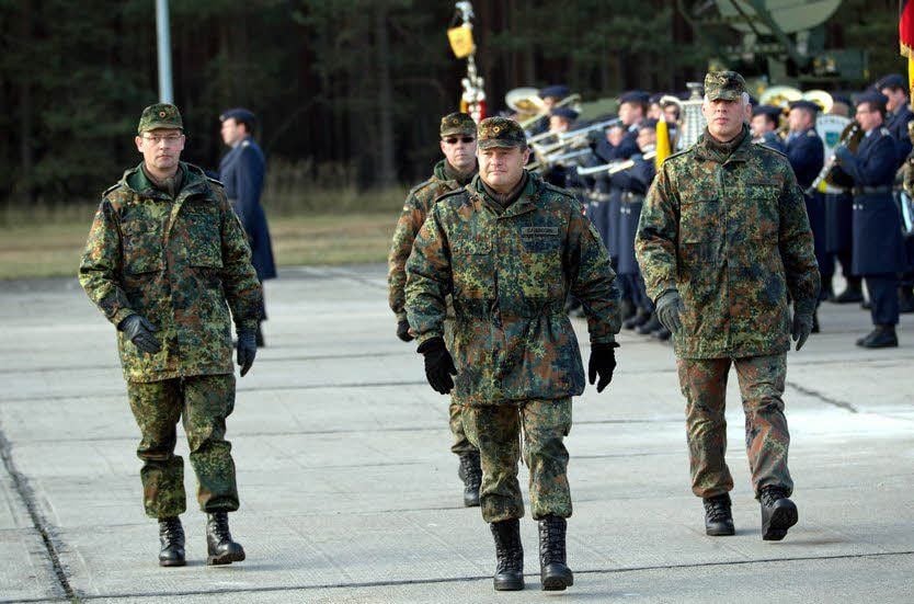 Gemeinsam mit Oberst Franz Sauerborn (Mitte) schritten dessen bisheriger Stellvertreter Oberstleutnant Wiland Oeter (links) und Oerters Nachfolger, Oberstleutnant Carsten Boos, die Paradeaufstellung ab.