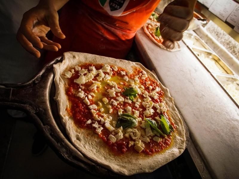 Die Kunst des neapolitanischen Pizzabäckers ist von der Unseco in die Liste des immateriellen Kulturerbes aufgenommen worden. Foto: Cesare Abbate/ANSA
