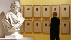 Die Ausstellung «Victor Hugo - Visionen eines Schriftstellers» betrachtet ein Mann im Schiller-Museum in Weimar. Die Klassik Stiftung Weimar stellt die in Deutschland nahezu unbekannte Seite des französischen Autors in einer repräsentativen Sonderausstellung vor. (Foto: dpa)