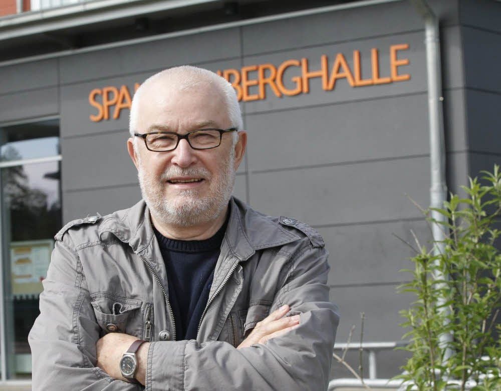 Dietmar Sauer vor der schmucken Spangenberghalle, deren Bau er trotz Widerstände vorangetrieben hat.