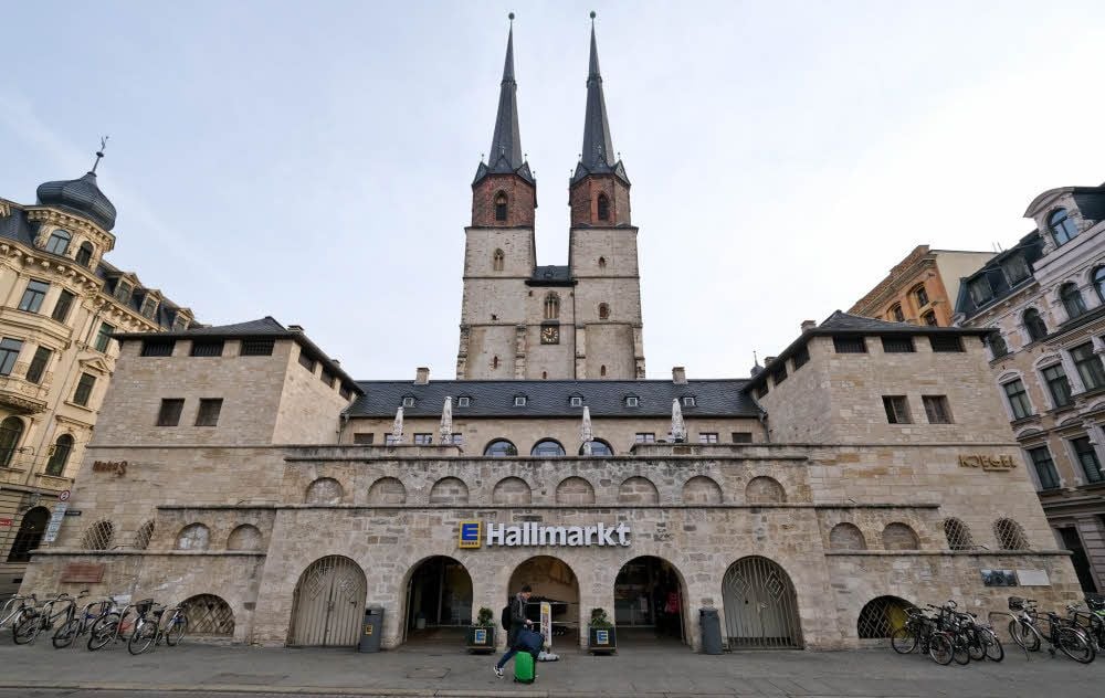Das einstige Trafohaus am Hallmarkt prägt mit seiner modernen Bauhausarchitektur und den Türmen das Stadtbild.