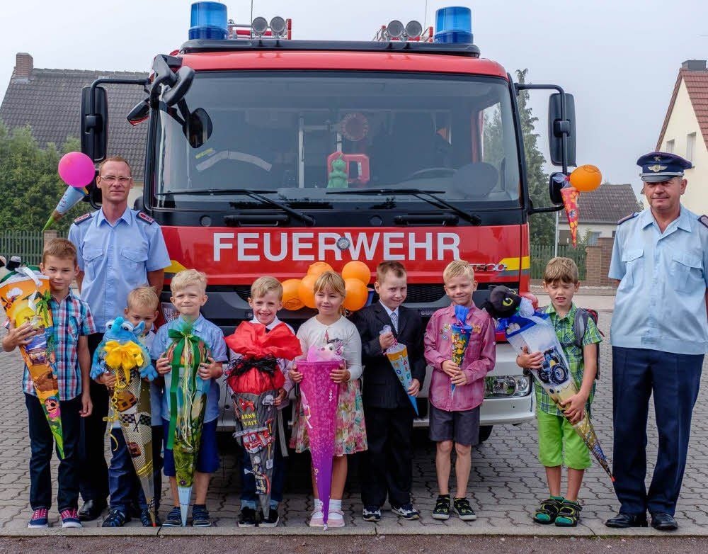 Kommen Kinder aus dem Heidedorf in die Schule, werden sie im Feuerwehrauto dorthin kutschiert.