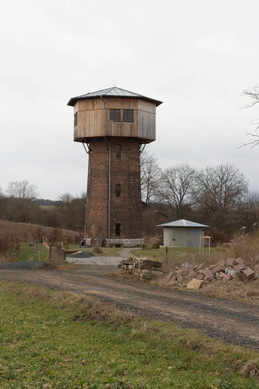 Von Feldern umgeben schmiegt sich Cauerwitz langgestreckt an den Lauf der Wethau. Der Wasserturm, inzwischen in Privatbesitz, prägt das Ortsbild. Zu den guten Geistern des Dorfes gehört Friedhelm Duderstedt. Der Bauer bewirtschaftet Acker- sowie Grünland und hält neben Gänsen und Enten 100 Mutterschafe. Andreas Goldmann hat die Gebäude der früheren Bäuerlichen Handelsgenossenschaft erworben. Der Ex-Münchener saniert sie und betreibt dort einen Internet-Handel für Motorrad-Ersatzteile.