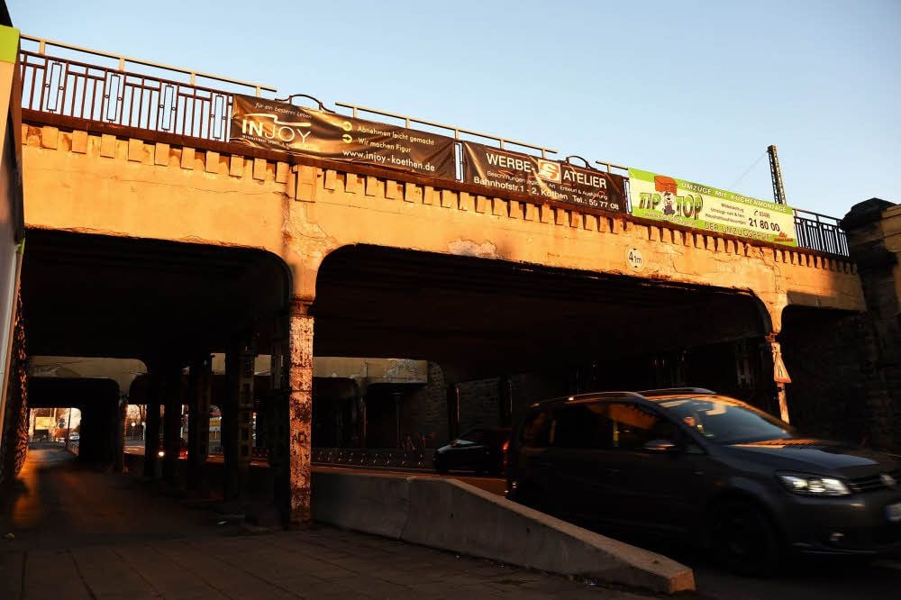 Die ramponierte Brücke über die Friedrich-Ebert-Straße in Köthen
