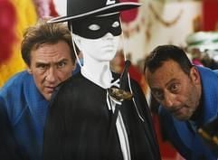 Quentin (Gerard Depardieu, l) und Ruby (Jean Reno) schauen im neuen Kinofilm "Ruby & Quentin" hinter einer Puppe hervor, die ein Zorro-Kostüm trägt (undatiertes Foto). Ruby ist Profikiller und sitzt im Knast. Dort gibt er den großen Schweiger, an dem sich die Verhörprofis die Zähne ausbeißen. Doch der Gefängnispsychologe hat eine Idee und bringt ihn mit Quentin zusammen, der mit seinen Verbalattacken allen auf die Nerven geht und etwas unterbelichtet scheint. Mit Reno und Depardieu bringt Regisseur Francis Veber zwei Protagonisten vor die Kamera, wie sie unterschiedlicher nicht sein können. Der Film kommt am 17.06.2004 in die Kinos. (Foto: dpa)