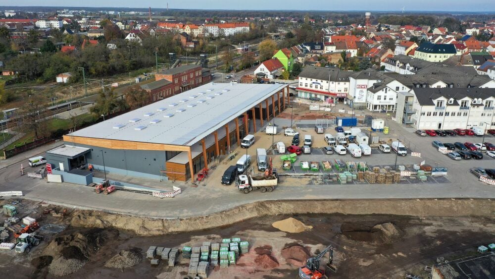 Die aktuelle Draufsicht auf den Luchplatz am Roßlauer Stadteingang. Links der neue Rewe-Markt.