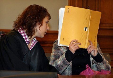 Die im Prozess um den Tod des kleinen Lion aus Eilenburg angeklagte Christin G. sitzt mit ihrer Anwältin Aline Luderer (l) am Mittwoch vor dem Landgericht in Leipzig. (FOTO: DPA)