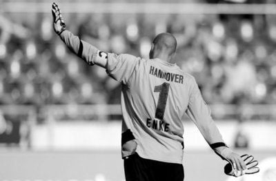 Der Torwart von Hannover 96, Robert Enke, winkt im Spiel gegen Mainz in Richtung der Fans. (FOTO: DPA)