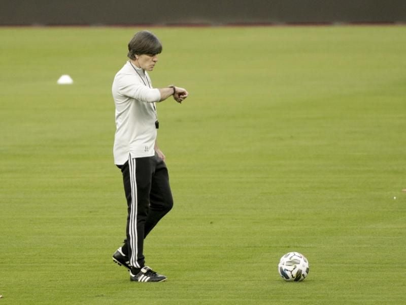 Das DFB-Präsidium gibt Bundestrainer Joachim Löw knapp zwei Wochen Zeit. Foto: Daniel Gonzales Acuna/dpa