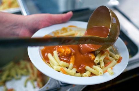 Essenausgabe in der Mensa einer Schule. Mehrere tausend Kinder und Jugendliche in vier neuen Bundesländern leiden an Magen-Darm-Erkrankungen, die vermutlich vom Schulessen ausgelöst wurden. (FOTO: DPA)