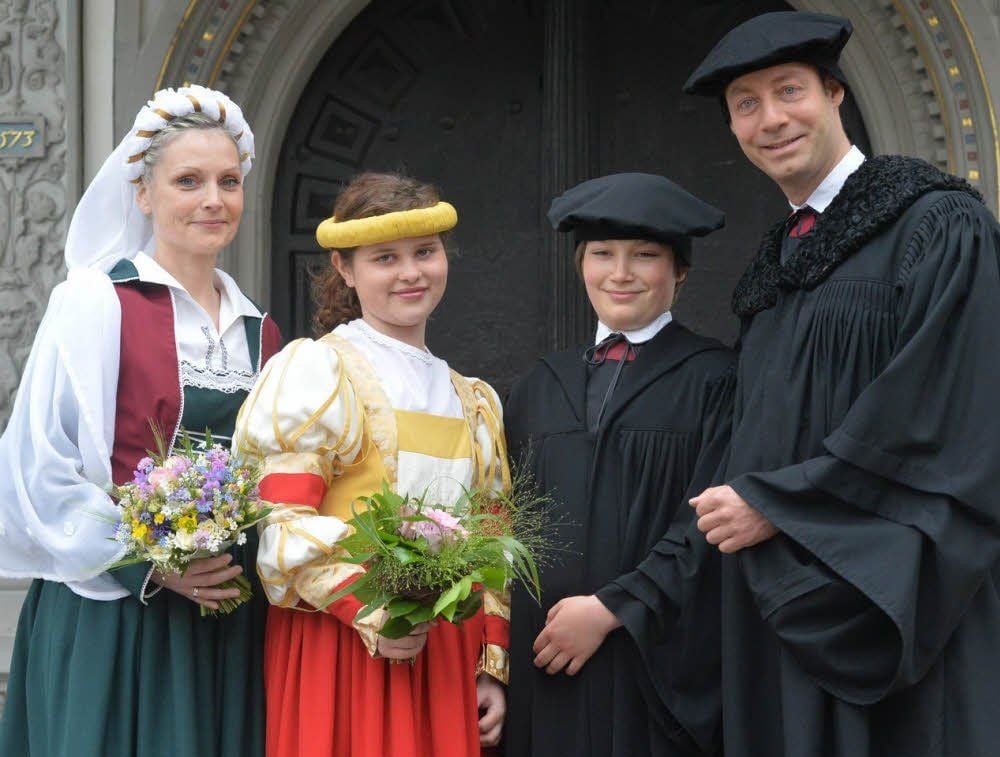 Die Luthers in Groß und in Klein. Katja Wartmann und Arne Lietz geben das erwachsene Brautpaar, Josefine Hein und Fabian Matthes sind die Junior-Ausgabe. Zu erleben sind die Duos bei „Luthers Hochzeit“, dem Wittenberger Stadtfest vom 13. bis 15. Juni.