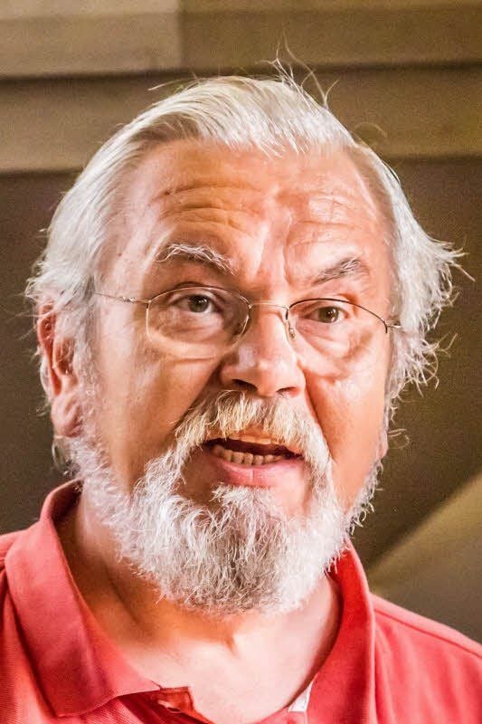 Harald Eberling stimmte als Erzähler auf das Geschehen auf der Puppenbühne ein.