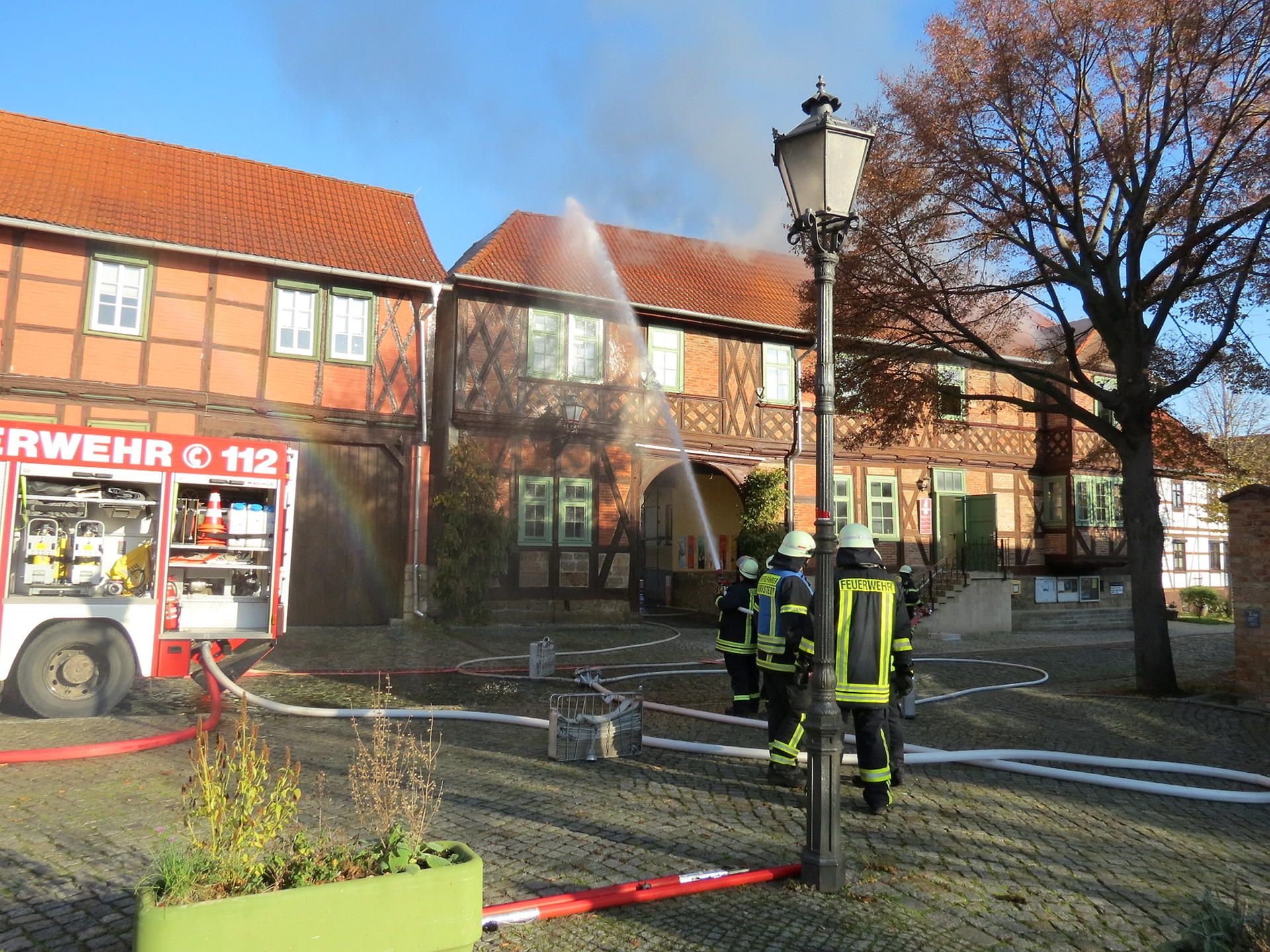Feuerwehrkameraden beim Löschen des Brandes am Schachmuseum in Ströbeck.