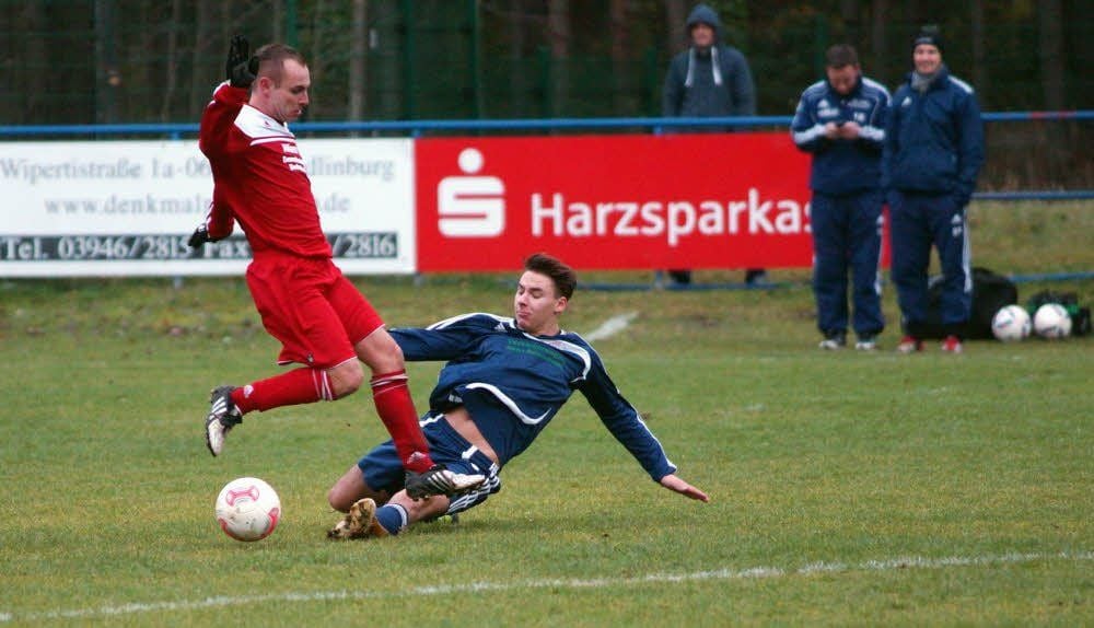 In dieser Szene spitzelt Bad Suderodes Toni Förster (am Boden) mit großem Einsatz Marco Michaelis den Ball vom Fuß.