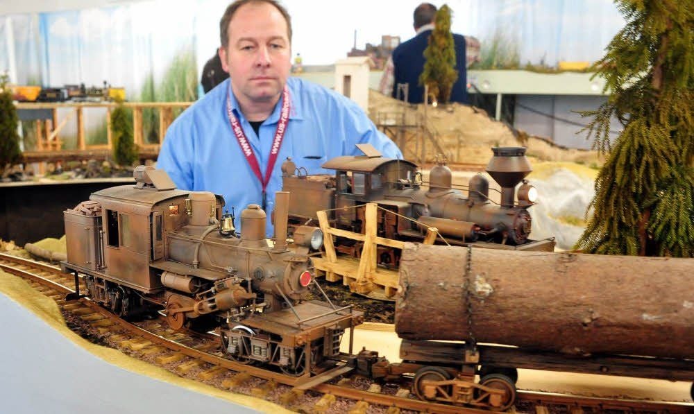 Karsten Bäck mit seiner Gartenbahn, umgestaltet zur Anlage aus der Zeit der Eroberer scheinbar unendlich weiter amerikanischer Ebenen
