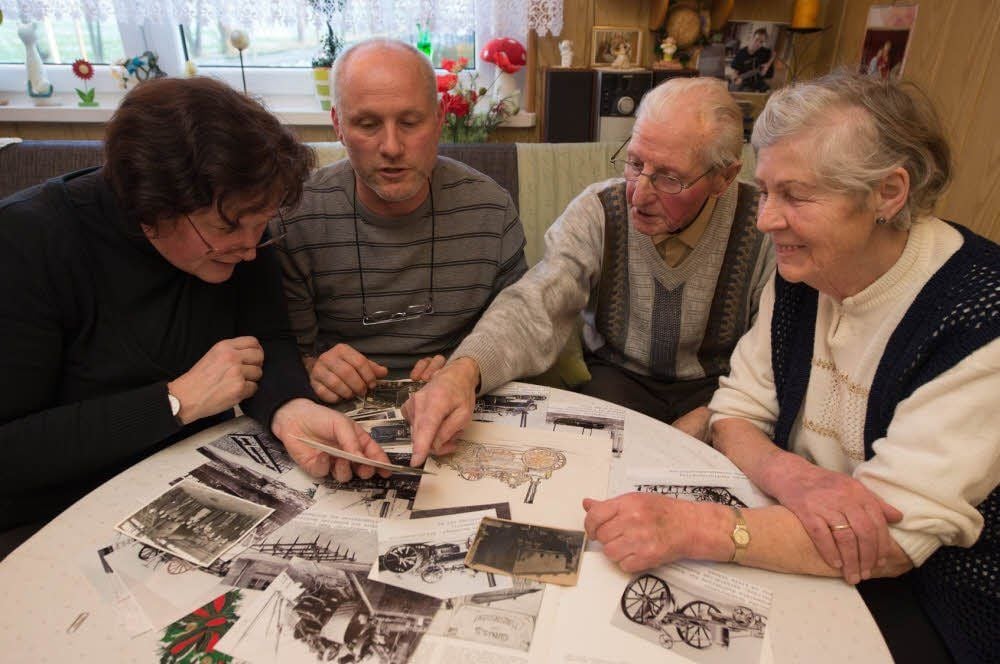 Sabine und Jürgen Richter hören gespannt zu, was Erich Demuth und seine Frau Edeltraud (von links) zu erzählen haben. Der 91-Jährige fing 1949 bei der Firma Heucke an und war dabei, als die letzten Dampfpflüge produziert wurden.