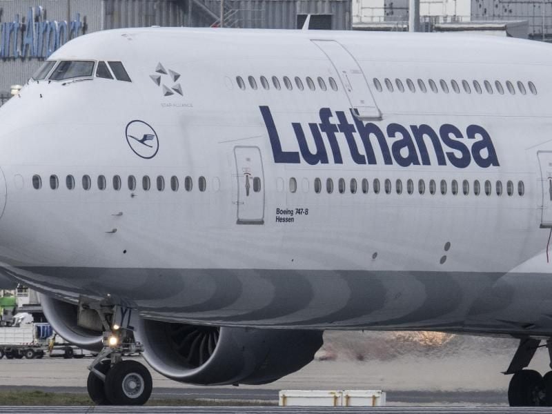 Eine Boeing 747 der Lufthansa rollt zum Start. Foto: Boris Roessler/dpa/Archivbild