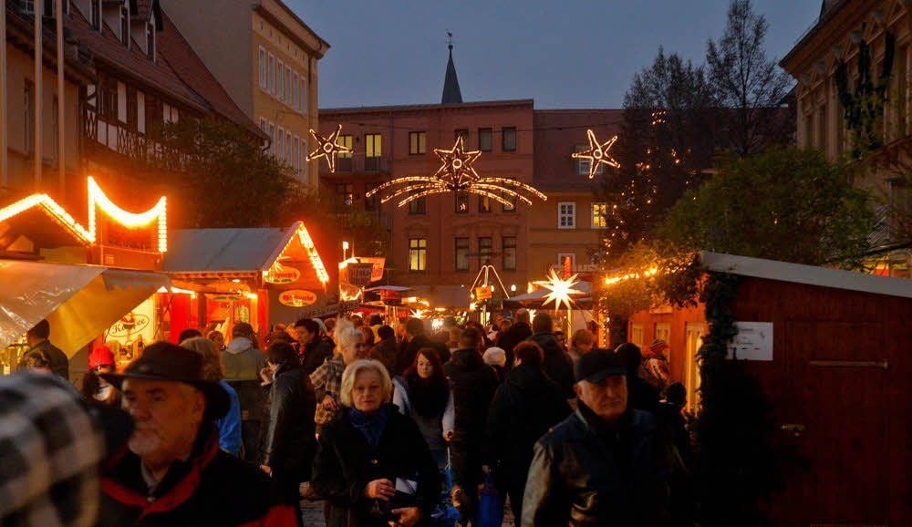 Sobald es dämmrig wird, gehen die Lichter in der Stadt an und stimmen die Besucher auf Weihnachten ein.
