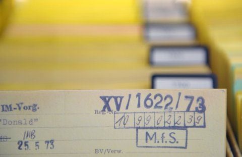 Eine Karteikarte mit dem Stempelaufdruck «MfS» ist als Teil der Dauerausstellung «Stasi - Die Ausstellung zur DDR-Staatssicherheit» in Berlin zu sehen. (FOTO: ARCHIV/DPA)
