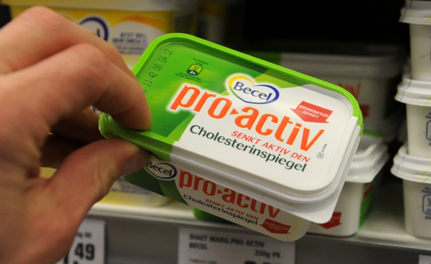 Margarinepackung der Marke „Becel Pro activ“ in einem Supermarktregal. (Symbolfoto)