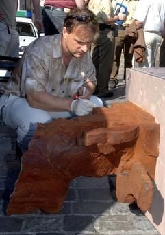 Beamte der Spurensicherung untersuchen am Mittwoch (14.06.2006) in Bamberg die beschädigte Skulptur «Chillida» des Künstlers Markus Lüpertz. (Foto: dpa)