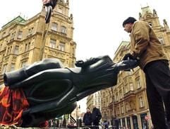 Arbeiter installieren die neu errichtete Franz-Kafka-Statue in Prag am 02.12.2003 (Foto: dpa)