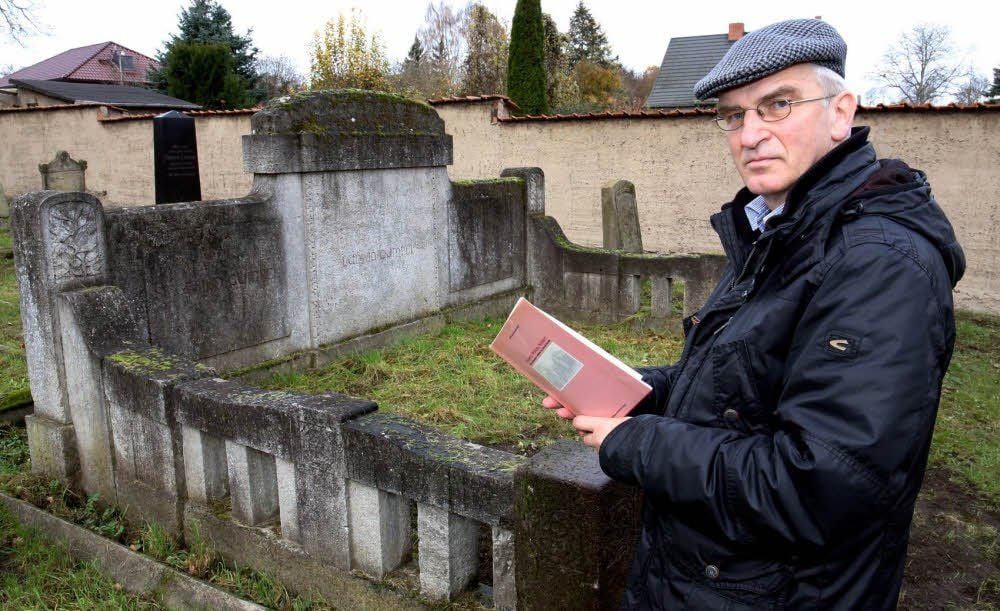 Joachim Grossert am Grab des Großvaters von Helmut Schmidt auf dem jüdischen Friedhof in Bernburg. Dieser ist am Sonntag, 15. November, von 10 bis 16 Uhr geöffnet, zu jeder vollen Stunde werden Führungen angeboten.