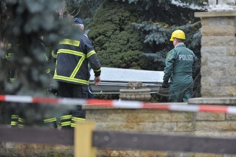 Feuerwehrleute tragen die Leiche des Bewohners aus dem Haus, in dem es in der Nacht gebrannt hat. (FOTO: LUTZ SEBASTIAN)