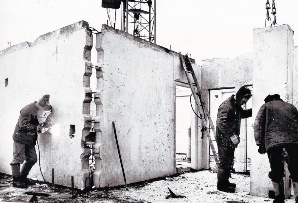 Das Archivbild zeigt Männer der Brigade Koch aus der „Taktstraße 2“ im Winter 1970 auf einer Baustelle in Halle-Neustadt: Ob Wind, Wetter oder Frost, die Plattenbauten in der Chemiearbeiterstadt hatten weiter zu wachsen.