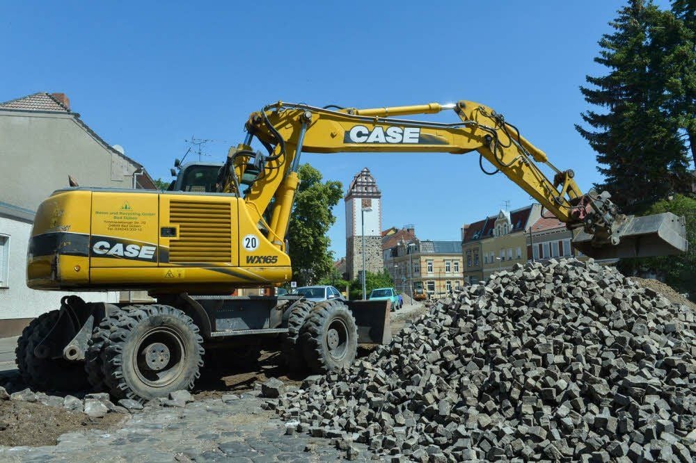 Baustelle: Der Schützenplatz in Aken ist zurzeit gesperrt. Hier lässt die Stadt mit Fördermitteln unter anderem die Straßen instand setzen.
