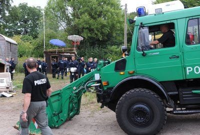 Die Polizei hat damit begonnen, das seit mehreren Wochen von Demonstranten besetzte Grundstück der Firma Boehringer-Ingelheim in Hannover zu räumen. (FOTO: DPA)