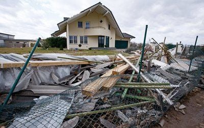 Die Reste eines Daches, die ein Sturm von einem Pferdestall weggeweht hatte, liegen am 01.03.2008 vor einem Haus in Ladenburg bei Mannheim. (FOTO: DPA)