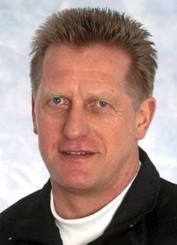 Hans Zach (Archivbild vom 26.04.2001) übernimmt in der kommenden Saison beim siebenmaligen deutschen Eishockeymeister Kölner Haie das Kommando. «Ich werde einen Zweijahresvertrag unterschreiben», bestätigte der 52 Jahre alte Bundestrainer am Rande der Olympia- Einkleidung der Nationalmannschaft am Mittwoch (30.01.2002) in München. dpa (Zu dpa 0316 vom 30.01.2002)