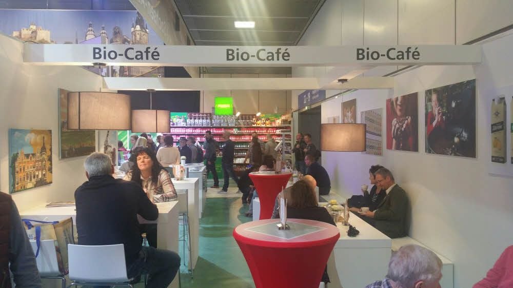 Torsten Vogel von der Kaffeerösterei Hannemann in Köthen und Tino Cangemi von der Eisdiele Matteo am Stadthafen in Bitterfeld setzten die Idee vom Bio-Café auf der Grünen Woche um.