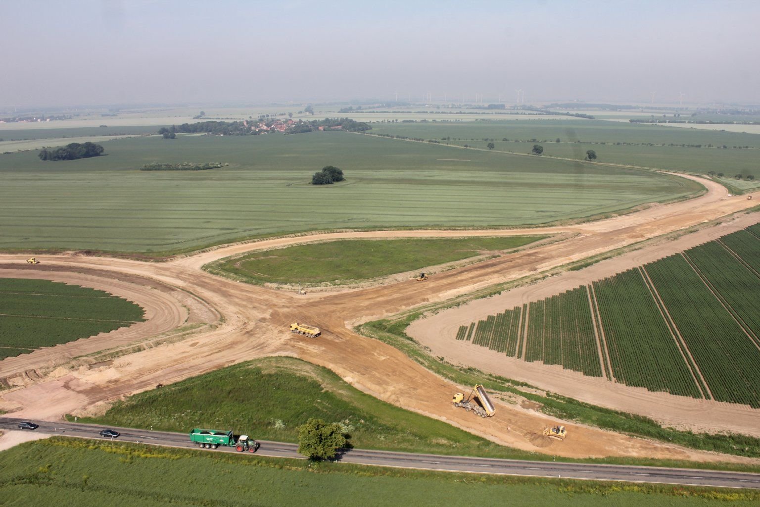 Das Luftbild vom Juni 2013 zeigt die Großbaustelle für die neue B6n an der Straße zwischen Großwülknitz und Großpaschleben (Kreis Anhalt-Bitterfeld)