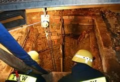 Mitarbeiter des THW gehen am Mittwoch (03.01.2006) in den Brunnen auf dem weitläufigen Schlossgelände der Großeltern von Felix von Quistorp im niederbayerischen Weihenstephan bei Landshut, in dem der 14-Jährige aus Potsdam am Mittwoch tot aufgefunden wurde. (Foto: dpa)