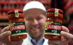 Der geschäftsführende Gesellschafter Ekkehard Heilemann zeigt in der Keunecke Feinkost GmbH in Badeborn im Harz zwei Gläser «Carnito». (Foto: dpa)