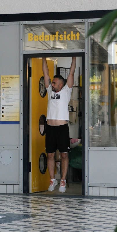 Die Trauben hängen hoch: Gegen den Favorit aus Weißenfels werden die Naumburger um Trainer (und Bulabana-Schwimmmeister) Matthias Krause ganz schöne Klimmzüge machen müssen, um weiterzukommen.