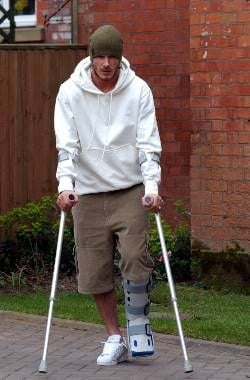 Im April 2002 lief David Beckham noch mit Krücken