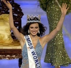 Miss Peru, Maria Julia Mantilla Garcia, winkt nach ihrer Wahl zur "Miss World 2004 ins Publikum. (Foto: dpa)