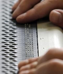 Mit Hilfe einer Braille-Zeile arbeitet ein Blinder an einem Computer im Berufsbildungswerk für Blinde und Sehbehinderte gGmbH in Chemnitz. (Foto: dpa)