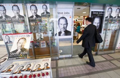 In Japan kann man die Biografie von Apple-Gründer Steve Jobs bereits kaufen. In Deutschland kommt das Buch, geschrieben von Walter Isaacson, am 27. Oktober in die Buchläden. (FOTO: DPA)