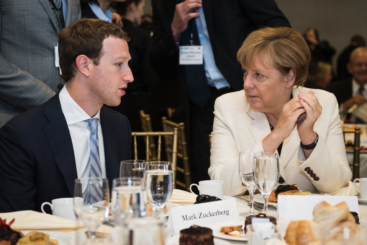 Angela Merkel (CDU) spricht beim Essen mit Facebook-Gründer Mark Zuckerberg.
