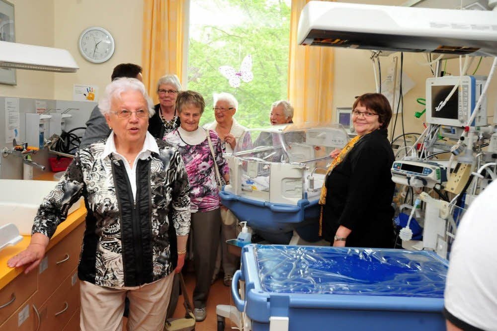 Besucher schauen sich am Asklepios-Klinikum in Weißenfels die Frühgeborenen-Station an.