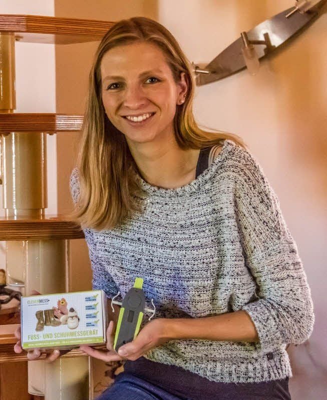 Nicole Oberhofer produziert ein Messgerät für Kinderfüße